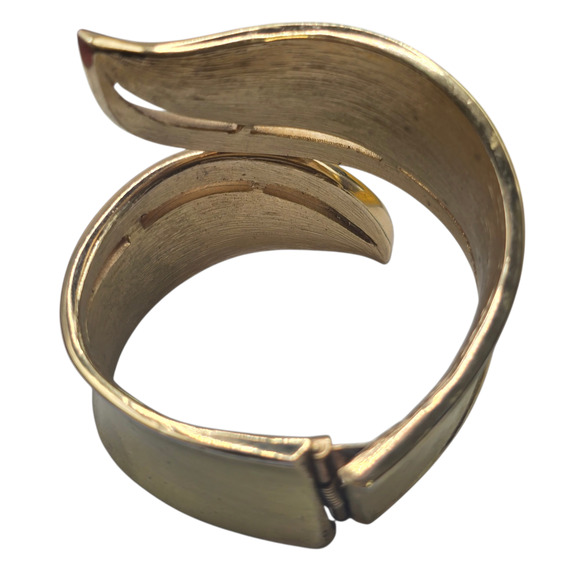 Bracelet Crown Trifari Cuff Bypass Leaf Hinged Bold Statement Gold Tone SKU 2867 - Picture 9 of 10